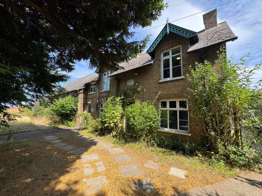 Lot: 43 - FREEHOLD COMMERCIAL PROPERTY WITH CONVERSION/REDEVELOPMENT POTENTIAL - Front of property